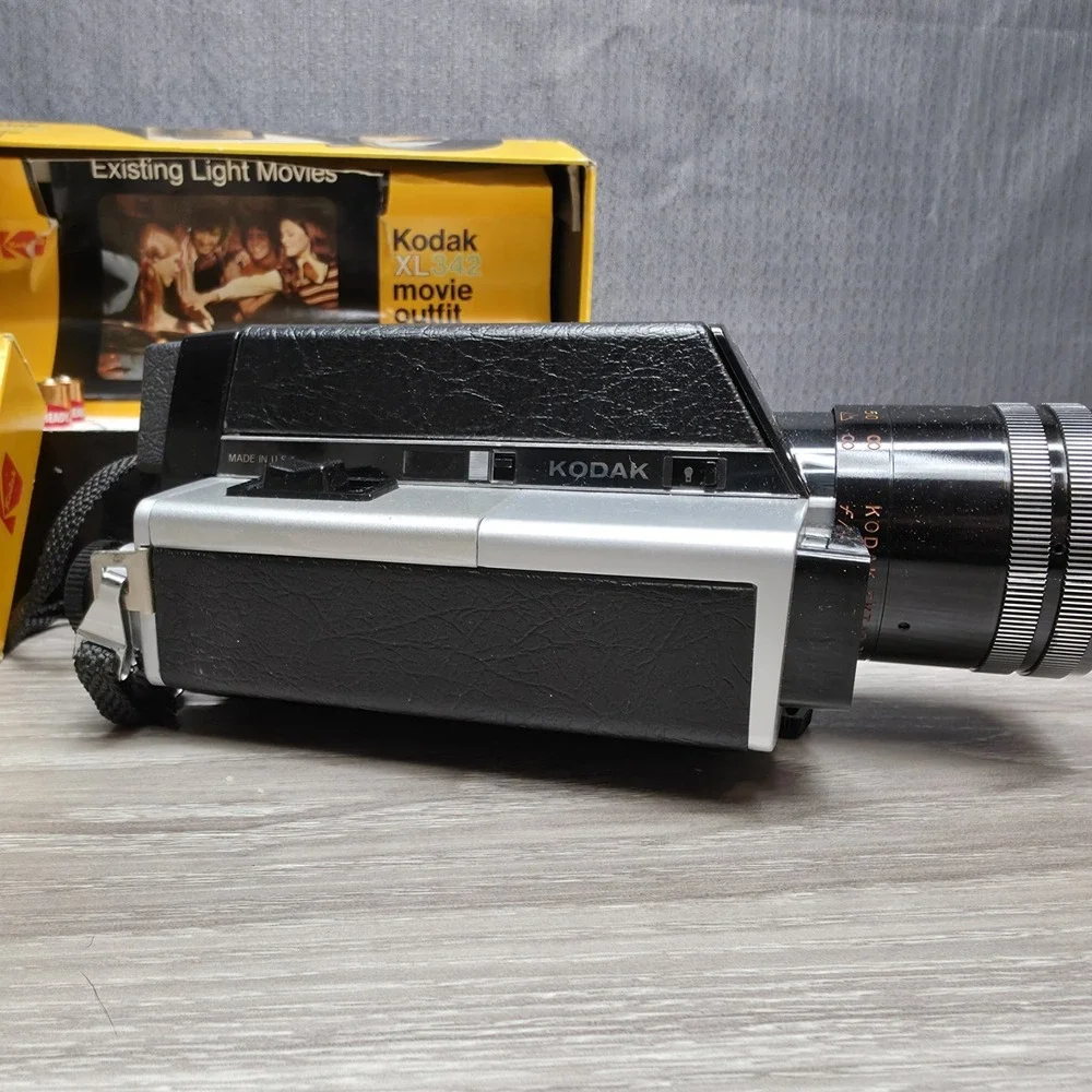 VINTAGE Kodak XL342 Movie Camera CAT 110 1856 UNTESTED Beautiful Collection Add